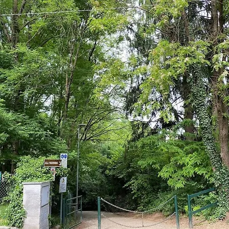 Spacious 3 Bdr 2 Bath, 5 Min From Center Apartment
